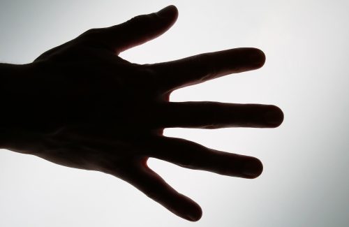 Jak usuwać skórki na palcach? O czym może świadczyć ich powstawanie?