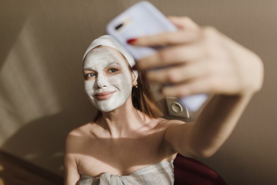 Jak przygotować twarz do maseczki? ABC pielęgnacji cery z maską